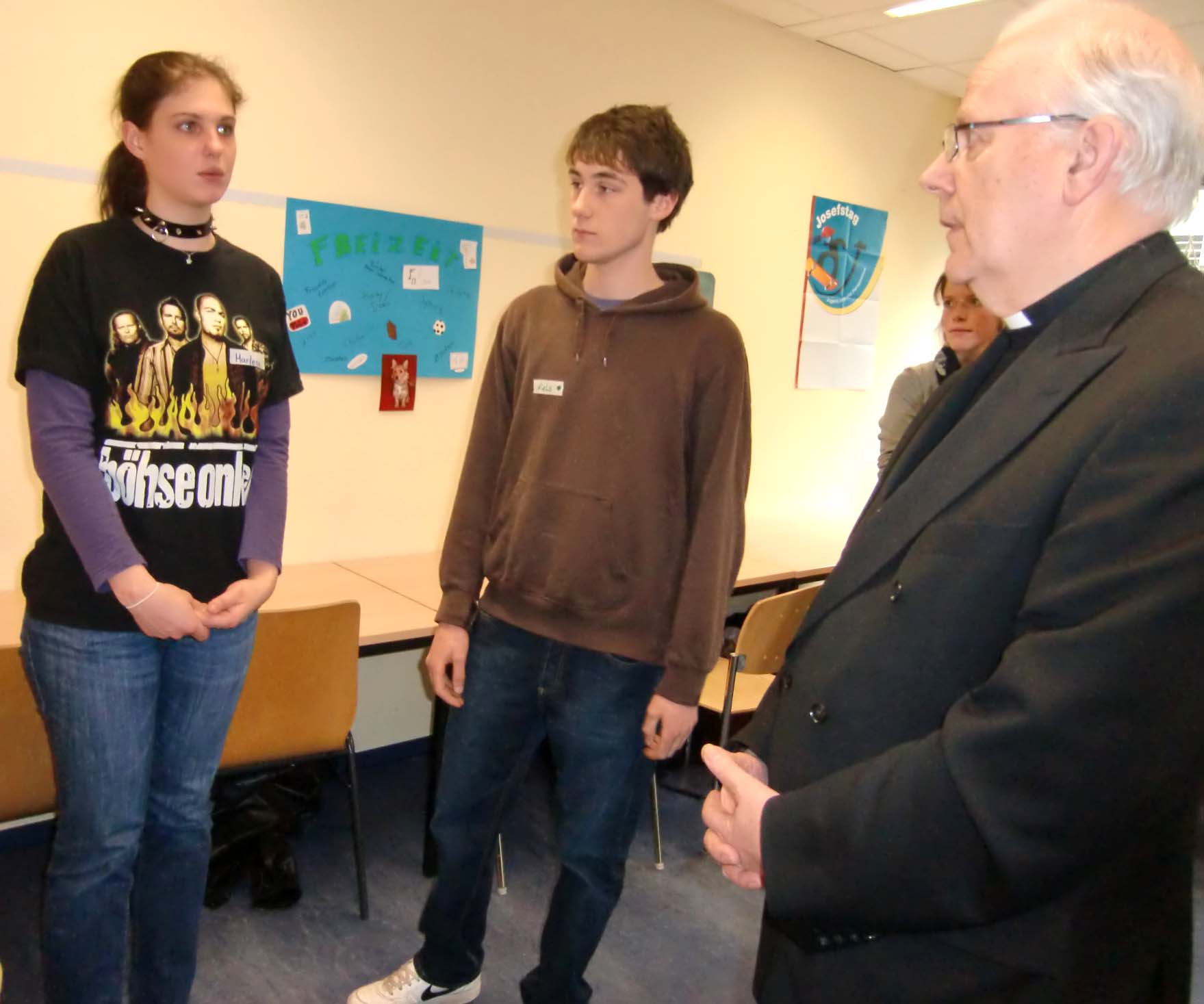 Weihbischof Grothe im Gespräch mit Jugendlichen